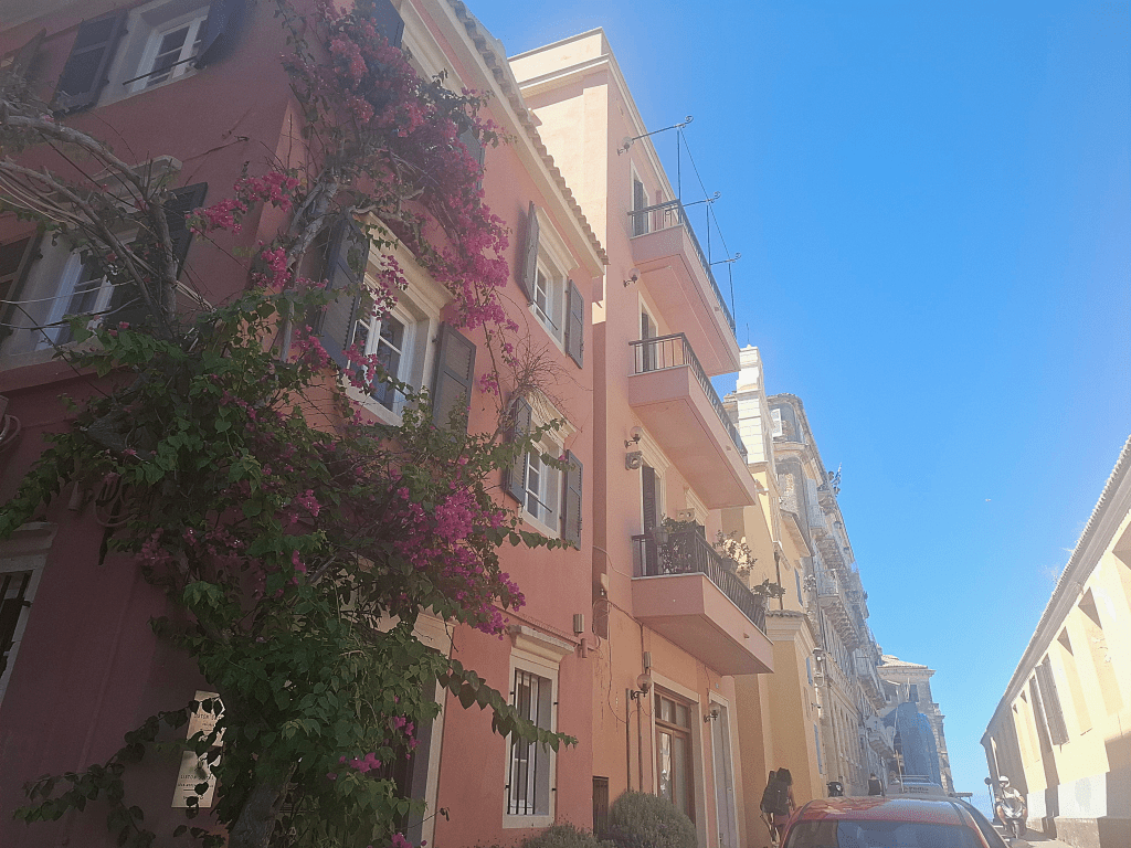 Image of a pink house situated in the vicinity of Corfu's old town. 