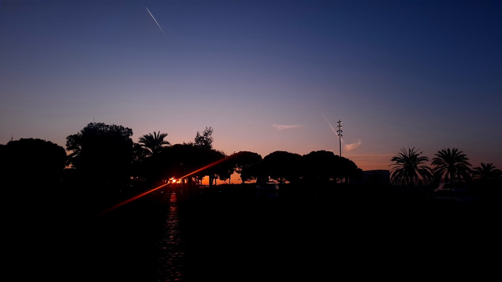 Image of a sunset in Barcelona. Solo travelling is a wonderful experience, although it certainly has its ups and downs.